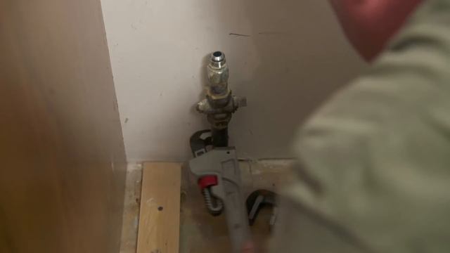 How to Shorten a Gas Pipe to Fit an Oven | Ask This Old House смотреть онлайн