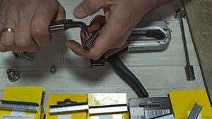 Как Пользоваться Мебельным Степлером? Сравнение Работы Степлера с Чудо Гайкой и Растянутой Пружиной
