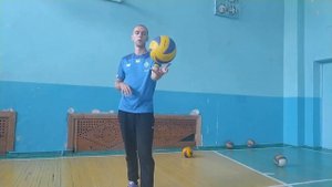 Волейбол. Нижня та верхня пряма подача.