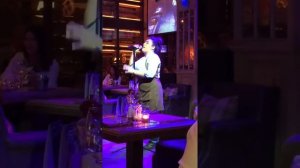 Вот так поют в ресторане Санкт-Петербурга под названием Рибай официанты!!!!
(Syuzanna Manukyan)