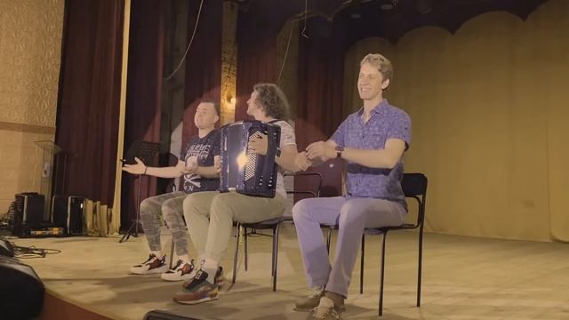 ПОРВАЛИ СЦЕНУ СИДЯ под БАЯНОМ? Группа САДко - Над полями зорька смотреть онлайн