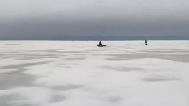 Кадры спасения пензенских рыбаков, уплывших на оторвавшейся льдине смотреть онлайн