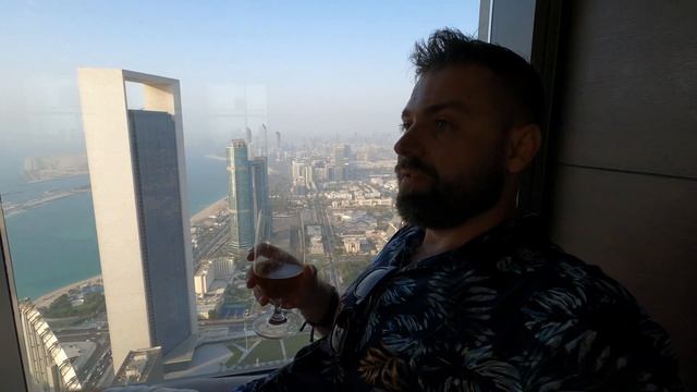 Абу-Даби: Смотровая площадка Observation Deck at 300 (почти как Бурдж-Халифа), самая высокая башня