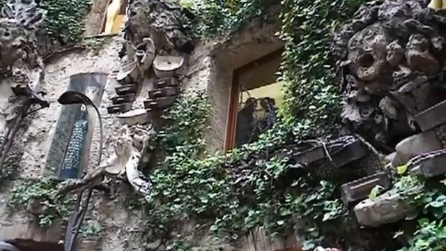 В музее Сальвадора Дали. Дождливое такси. смотреть онлайн