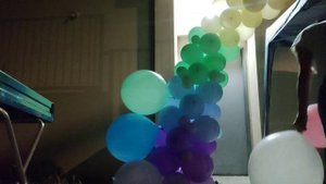Полуарка из шаров в ночи. Полуарка на каркасе из воздушных шаров