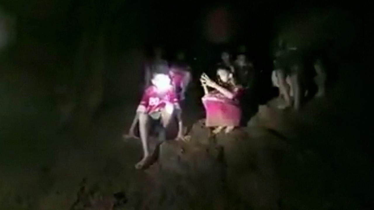 Какую вещь бекки нашли спасатели в пещере. Спасательная операция в пещере Тхамлуангнангнон. Спасение детей из пещеры в Таиланде. Спасательная операция в Тайланде в пещере 2018. Тайланд 2018 дети в пещере.