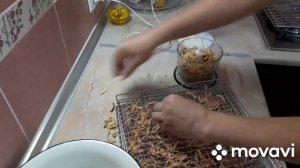 КАК СУШИТЬ ЛУК И МОРКОВКУ ДЛЯ ПРИПРАВЫ.