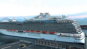 Круизный лайнер с борта MSC Splendida & Regal Princess приветствие гудком