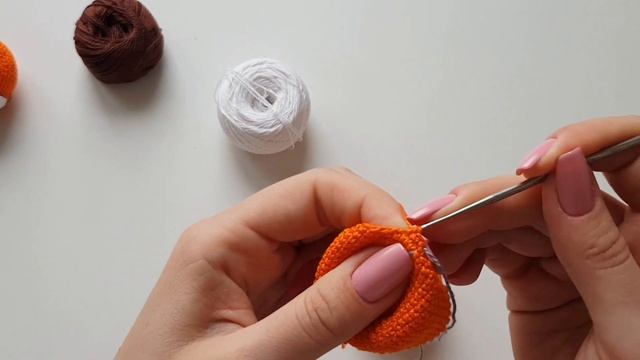 Брелок смайлик крючком. Игрушка в авто вязаный смайлик