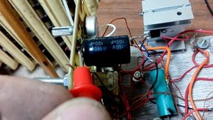 Параллельно коллекторной катушке конденсатор 10 нФ. Замер ОЭДС и выхода блокинг генератора. Схема