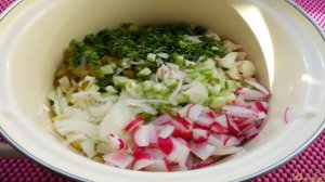 Окрошка с курицей и маринованными огурцами