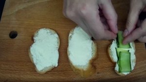 Бутерброды с красной рыбой,икрой и огурцом.