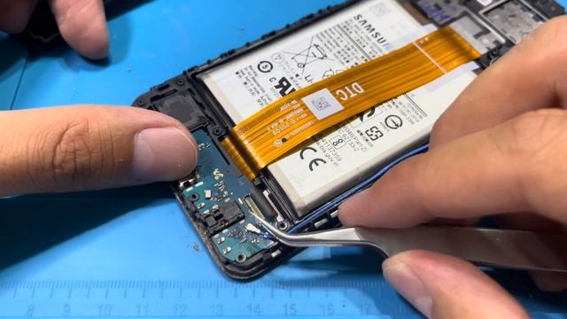 Restore Samsung A12, we found a phone stuck in concrete in the trash!!! смотреть онлайн