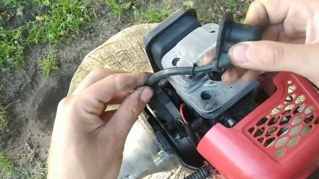 Не заводится мотокоса, свеча мокрая. Причины и ремонт