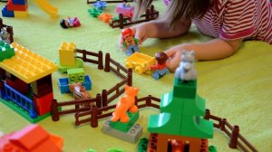 Играем в Лего зоопарк.Кормим зверей.