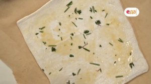 Все просто с Василием Емельяненко. Утонченная закуска: запечённый камамбер и ароматные гриссини