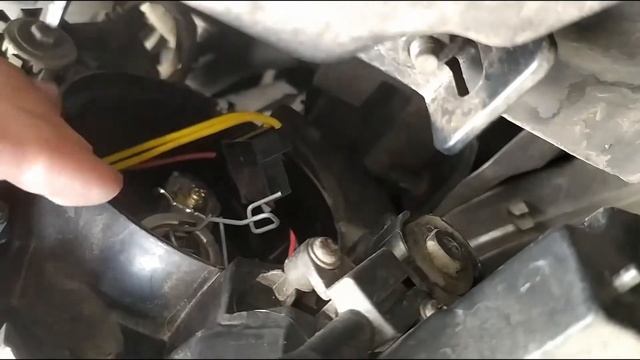 Замена лампочки в левой фаре Hyundai Elantra