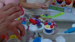 Making cupcakes from play doh / Делаем кексы из плей до капуки