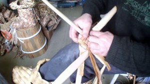 Лапти из рогоза начало плетения №1