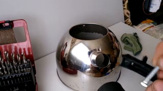 Чайник отвалилась ручка. Простой ремонт. Материал: нержавейка пластмасса, винт нержавеющий смотреть онлайн
