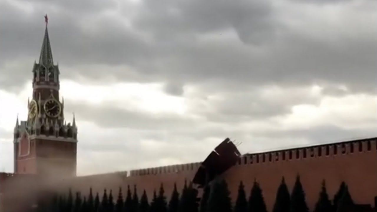 Ветер повредил Кремль, наводнения топят машины: последствия урагана в крупных городах России