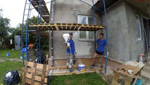 Нанесение кварцевого грунта с помощью хоппер-пистолета.