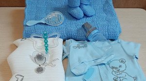 МК. Подарочный набор с подушкой, пустышкой, бутылочкой  для новорождённых украшен стразами.