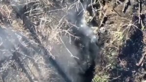 Сброс гранаты с дрона в украинский окоп. Трёхочковый