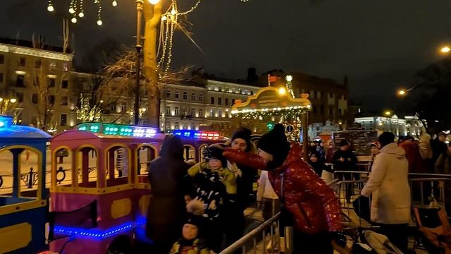 САНКТ-ПЕТЕРБУРГ, Рождественская ярмарка на Манежной площади. Каток, карусель смотреть онлайн