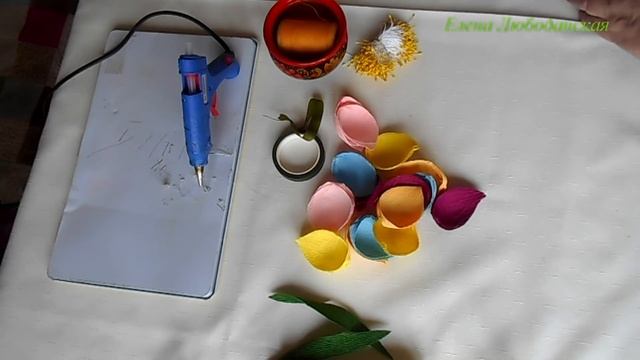 Крокусы из гофрированной бумаги, подробный МК для начинающих