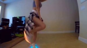 Девушка танцует шафл в светящихся кроссовках - Led Shoes Dancing Shuffle