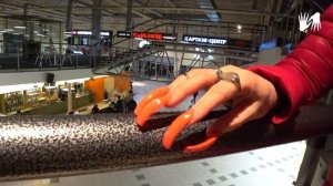 Orange long nails ? PUBLIC PLACE