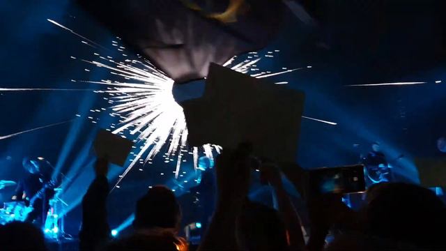 "ЗВЕЗДА ПО ИМЕНИ СОЛНЦЕ". Концерт группы КИНО в честь 60-летия Виктора Цоя. 21.06.22. Ледовый дворе смотреть онлайн