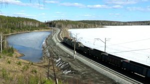 Железнодорожный пейзаж, поезд, небо, лед и солнце