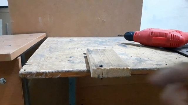 Как закрутить шуруп.Хитрость.
