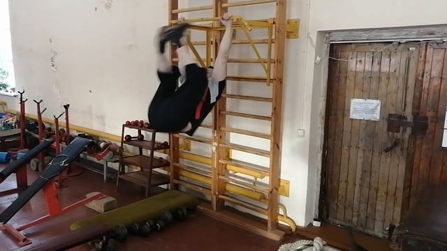 Подъём ног в висе на перекладине смотреть онлайн