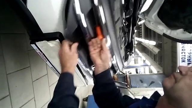 как снять решётку радиатора бампер ЦРВ 4 решотку бампера хонда црв 4 HONDA CR-V 4 снять бампер