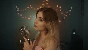 Девушка поет зарубежный французский хит Indila - Dernière Danse