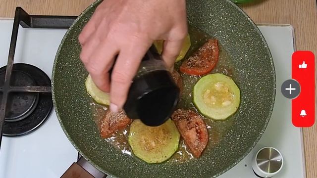 Яичница с Помидорами и Кабачками на Сковороде (Scrambled eggs with Zucchini and Tomatoes)