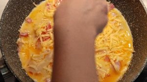 Сытный #завтрак для мужа. #Омлет с #беконом, #сыром и #помидорами.