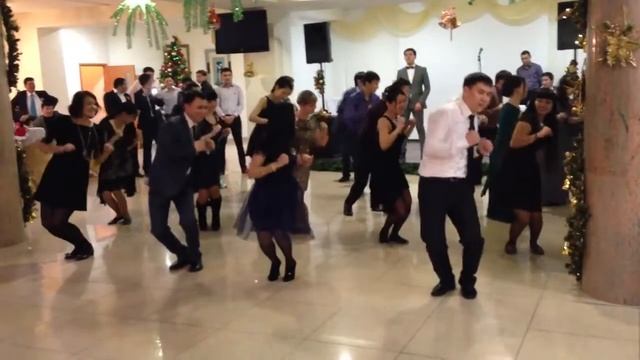 Новый 2018 год, танцы на корпоротиве, жесть смотреть всем... смотреть онлайн