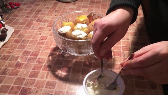 Картофель с красной икрой, украсит любой стол. Рецепт картофеля из ресторана в Маями. смотреть онлайн