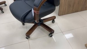 Кресло руководителя Бюрократ T 9923 WALNUT черный