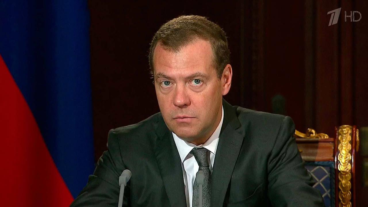 О введении электронного больничного и поддержке автопрома говорил с вице-премьерами Дмитрий Медведев