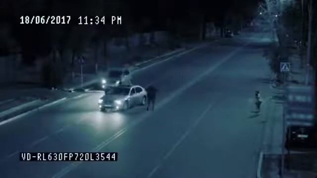 парень спасает девушку.Не обьяснимое снято на камеру видеонаблюдения смотреть онлайн