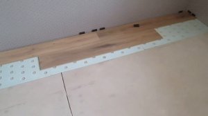 Как одному выполнить укладку подложки и ламината на теплый пол