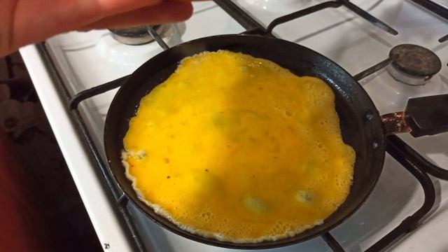 ВКУСНЫЙ И БЫСТРЫЙ ЗАВТРАК ЗА МИНУТЫ ИЗ ТРЕХ ЯИЦ / ВКУСНАЯ ЯИЧНИЦА С КОЛБАСОЙ, ЗЕЛЕНЬЮ И СЫРОМ