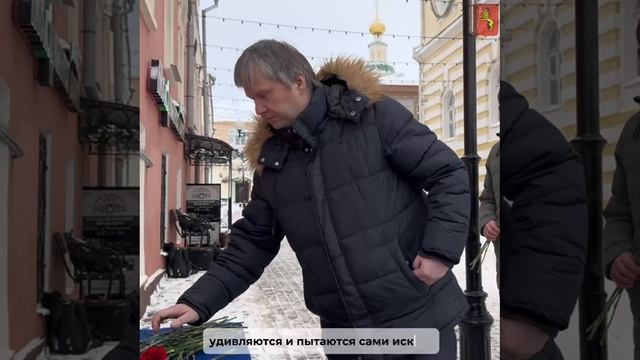 Возложение цветов к мемориальной доске