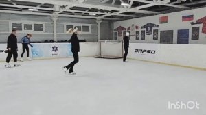 Взрослые любители, совершенствуют одинарные прыжки. Сальхов из переднего винта.