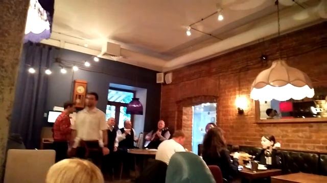 "живая" музыка в кафе Батони, 23.06.2017 смотреть онлайн